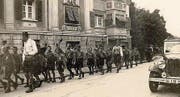 Militärische Einflüsse: Die Jungwacht marschiert im Jahre 1940 auf der Hauptstrasse in Rorschach. (Bild: Archiv)