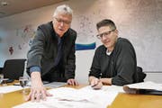 Stadtrat Ernst Zülle und Sandro Nöthiger, Leiter Tiefbau, erläutern die Pläne. (Bild: Martina Eggenberger Lenz)