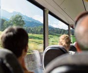 Tipp für eine sichere Postautofahrt: Möglichst sitzen statt stehen. Und sonst unbedingt festhalten. (Bild: Gaetan Bally/KEY)
