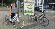 Eine Wiler Passantin freut sich über die Aktion «Bike4Car». (Bild: SK)