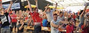Als wär's die Führung: Im Wattwiler EM-Zelt beim Kino jubeln sich die Fans beim 1:1 in Ekstase. (Bilder: Michael Hug)