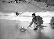 Der britische Jockey Gordon Richards versucht sich im Winter 1939 in St.Moritz im Curlingspielen. (Bild: Keystone)