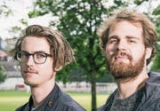 «Auf St. Galler Dialekt klingt ein Lovesong viel ehrlicher»: Basil Kehl (links) und Lukas Senn sind die Band Dachs. (Bild: Mareycke Frehner)