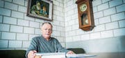 Alfred Wüst in seinem Büro. Die Korrespondenz der letzten Jahre füllt einen Ordner. (Bild: Andrea Stalder)