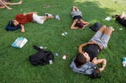 S wie Schlaf: In der Euphorie undenkbar, mit abnehmender Wirkung gewisser Substanzen zuweilen unumgänglich. Vorsicht: Manche Leute machen sich einen Spass daraus, sogenannte Drogenopfer zu dekorieren – etwa, indem sie diese mit Klebeband einwickeln und mit Obszönitäten bemalen. Oder indem sie sie in allerlei unvorteilhaften Posen fotografieren – eine spezielle Form des Dauerproblems «Voyeurismus» (siehe V). (Bild: Keystone)
