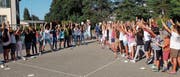 Die Schüler posieren mit den Lehrplan-Bällen fürs abschliessende Gruppenbild. (Bild: Stefan Hilzinger)