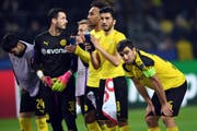 Sie mussten am Tag nach dem Anschlag auf ihren Mannschaftscar schon wieder ran: Spieler von Borussia Dortmund. (Bild: Keystone)
