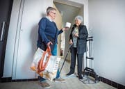 Ursi Stöcklin ist über die Rolle Toilettenpapier, die sie jeweils von Nora Gerber zum Dank bekommt, erfreut. (Bild: Andrea Stalder)