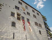 Verkörpern viele Emotionen: zwei Filzbanner an der Schlossfassade. (Bilder: PD)