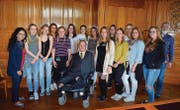 Eindrückliches Treffen: Die Klasse BAVD1 vom Brückenangebot am bzb Buchs mit CVP-Nationalrat Christian Lohr. (Bild: pd)