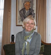 Andrea Berlinger Schwyter im Firmensitz in Ganterschwil unter einem Porträt ihres Grossvaters. (Bild: Chris Gilb)
