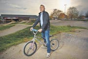 Markus Rüegg, Präsident des Sitterdorfer BMX-Clubs: Nach 30 Jahren schliesst diese BMX-Anlage beim Flugplatz Sitterdorf. (Bild: Reto Martin)