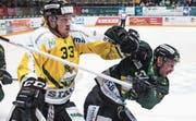 Thurgaus Verteidiger David Wildhaber (links) wehrt sich gegen Oltens Torschützen zum 1:0, Remo Hirt. (Bild: Urs Lindt/Freshfocus (Olten, 25. Februar 2018))