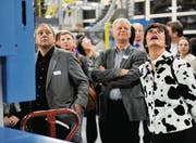 Die Technik bringt sie zum Staunen: Stettfurts Gemeindeammann Thomas Gamper und die Steckborner First Lady Manuela Baumgartner. (Bilder: Reto Martin)