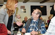 Andrea Fischlmayr nimmt sich für alle Gäste im Altersheim Gärbi Zeit und stellt sich ihnen persönlich vor. (Bilder: Heini Schwendener)