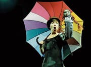 Halb Mary Poppins, halb kleine Hexe: Eliane Blumer als Fee Schirmchen mit ihrem Schützling Ella. (Bild: PD)