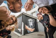 Die Vereinsmitglieder der Tiertafel Kreuzlingen und die beiden Graffiti-Künstler freuen sich über die toll besprayte Garage. (Bild: Reto Martin)
