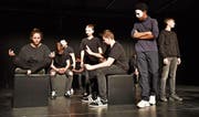 Impression von den Schultheatertagen: Die Darkistaner (mit Masken) stiften unter den Menschen auf der Erde Unruhe. (Bild: Heini Schwendener)