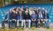 Auf der 2000 m2 grossen Freilichtbühne des Silbertals wurde das Erinnerungsfoto der 30 Männerriegler geschossen. (Bild: pd)