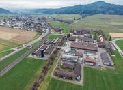 Blick von oben auf die Agroscope-Forschungsanstalt Tänikon an der Bahnlinie Winterthur–Wil vor Guntershausen. (Bild: Olaf Kühne)