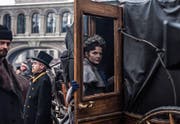 Erst geliebt, dann geächtet: Anna Karenina (Jelisaweta Bojarskaja) bewegt sich in der vornehmen St. Petersburger Gesellschaft. (Bild: Trigon)