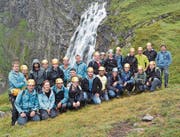 Die Riege präsentiert sich gut ausgerüstet für die Tour durch den Klettersteig. (Bild: PD)