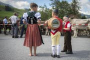 Kinder in Trachten führen die Alpabfahrt an. (Bild: Urs Bucher)