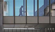 Ein Mitarbeiter der UBS; ab diesem Jahr liefern Schweizer Banken Daten von ausländischen Bankkunden an ihre Heimatländer. (Bild: Michèle Lima/Bloomberg (Zürich, 6. Juli 2017))