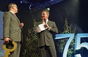 Der künftige Stadler-CEO Thomas Ahlburg nimmt Schlüssel und Reitgerte von Peter Spuhler entgegen. (Bild: Mario Testa)