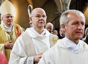 Erzbischof Thomas Edward Gullickson, Pfarradministrator Alois Jehle und Pater Jan Walentek beim Festgottesdienst zur Rückkehr des Reliquienkreuzes letzten Sonntag in der Kirche St. Ulrich. (Bild: Donato Caspari)