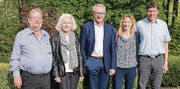 Wechsel in der Leitung: VR-Präsident Dölf Biasotto, flankiert von Gottfried und Rosmarie Sutter-Ramsauer und Susanne und René Brandenberger. (Bild: pd)