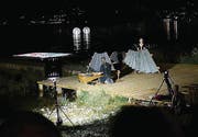 Spiel auf Steininstrumenten und schwebende Tänzerinnen in Kugeln. (Bild: Markus Löliger)