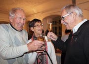 Im Schlosssaal stossen die Roggwiler auf 2018 an. (Bild: Hedy Züger)