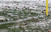 Gefrorene Böden, kalte Temperaturen - Väterchen Frost schlägt den Schweizer Spitzenfussballern immer wieder ein Schnippchen. (Bild: Archiv/Keystone)