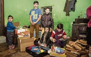 Die Päckli bringen den Kindern Freude in den zumeist tristen Alltag. (Bild: Aline Lorenz)