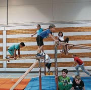 Ob in der Höhe oder am Boden: Mädchen und Knaben geniessen die offenen Sporthallen am Sonntag. (Bild: PD)