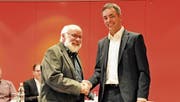 Kirchenpräsident Markus Meier gratuliert Martin Lüthy zu seiner erfolgreichen Wahl als Kirchenpfleger. (Bild: Sabrina Bächi)