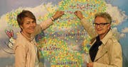 Vizepräsidentin Sabina Peter und Präsidentin Christa Thorner zeigen sich am Wega-Stand der Perspektive Thurgau. (Bild: PD)