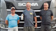 Die Besten des diesjährigen Geschicklichkeitsfahrens: Paul Geiser, Sieger Franco Minikus und der Drittplatzierte Réne Vögeli. (Bild: PD)