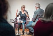 Extremsportlerin Evelyne Binsack im Gespräch mit Moderator Frank Baumann. (Bild: Michel Canonica)