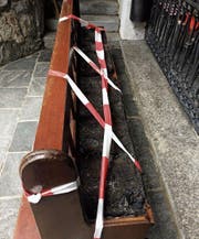 Ohne Zeugen kaum aufzuklären: Die Sitzbank vor der Lourdesgrotte in Bendern wurde von Unbekannten wohl in der Nacht von Donnerstag auf Freitag vergangener Woche angezündet. (Bild: Landespolizei, 17. Juni 2017)