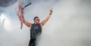 Andreas Gabalier und sein Mikrofongeweih im Bühnennebel. (Bilder: Urs Bucher)
