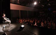 Künstler mit Blick auf einen ausverkauften Saal: Rolf Miller schreibt die Erfolgsgeschichte von Kultur i de Aula weiter. (Bild: Corina Tobler)