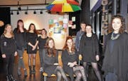 Mit Lehrerin Nicole Eisler haben sich Alessandra Wieland, Michelle Laschkolnig, Juliane Bilges, Laurenzia Savic, Birte Drews, Andri Laukas, Sophie Ashley und Tina Moser (von links) im Rahmen ihrer Maturaarbeit im Schwerpunkt Bildnerisches Gestalten mit dem Thema «Glück» auseinandergesetzt und sich unter dem farbigen Sonnenschirm voller Glückszettel versammelt. (Bild: Reto Neurauter)