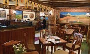 Quer durch das Restaurant The Appenzeller in Manila schaukelt eine Girlande aus Alpenbitterflaschen. (Bilder: Christa Wüthrich)