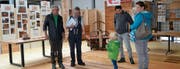 Ulrich Bernegger (Hobau Parkett AG, 2. von links) zeigt den Besuchern die Parkettvielfalt, hergestellt aus heimischem Rohstoff. (Bilder: Adi Lippuner)