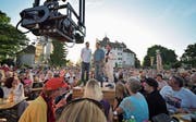 Die Schweizer Jassfreunde im Schatten des Schlosses (Bild: Mario Testa)