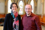Beate und Jörg Drafehn freuen sich sehr an der Anstellung als Pfarrer in der Evangelischen Kirchgemeinde Sevelen. (Bild: Hansruedi Rohrer)