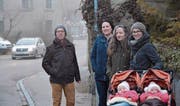 Eine von mehreren Problemsituationen in Oberneunforn: Die Waltalingerstrasse wird oft als Schleichweg benutzt. Die Petitionäre Bruno Ammann, Christina Küchlin, Patricia Koradi und Géraldine Eigenmann mit Aline und Yael stehen auf dem schmalen Trottoir. (Bild: Mathias Frei)