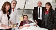 Patientin Barbara Beck aus Vaduz freute sich am Sonntag über den Besuch von Heidi Hanselmann, Dr. Diego De Lorenzi, Dr. Jochen Steinbrenner und Kerstin Härtl (von links). (Bild: Nadine Schwizer)